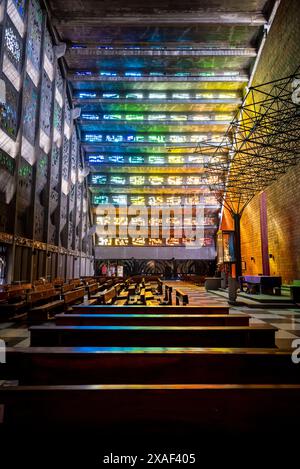 Farbenfrohe Innenausstattung der Kirche El Rosario, einer modernistischen katholischen Kirche, die von dem Bildhauer Ruben Martinez entworfen und 1971 fertiggestellt wurde, in San Salvador, El Salv Stockfoto