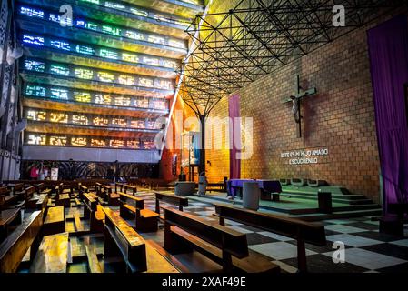 Farbenfrohe Innenausstattung der Kirche El Rosario, einer modernistischen katholischen Kirche, die von dem Bildhauer Ruben Martinez entworfen und 1971 fertiggestellt wurde, in San Salvador, El Salv Stockfoto