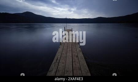 Langzeitaufnahme einer ruhigen Seeszene unter schlechten Lichtverhältnissen Stockfoto