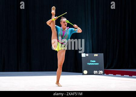 Margarita Kolosov (SC Potsdam) uebung mit den Keulen die Finals 2024, Deutsche Meisterschaften, Rhythmische Sportgymnastik, Einzel Mehrkampf, 06.06.2024, Frankfurt am Main, Foto: Eibner-Pressefoto/Florian Wiegand Stockfoto