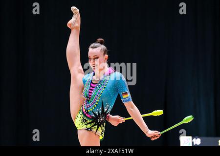 Margarita Kolosov (SC Potsdam) uebung mit den Keulen, die Finals 2024, Deutsche Meisterschaften, Rhythmische Sportgymnastik, Einzel Mehrkampf, 06.06.2024, Frankfurt am Main, Foto: Eibner-Pressefoto/Florian Wiegand Stockfoto