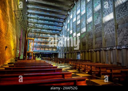 Farbenfrohe Innenausstattung der Kirche El Rosario, einer modernistischen katholischen Kirche, die von dem Bildhauer Ruben Martinez entworfen und 1971 fertiggestellt wurde, in San Salvador, El Salv Stockfoto