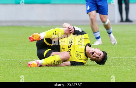 Oberhausen, Deutschland. 30. Mai 2024. firo: 30.05.2024, Fußball, Jugend, U19, A-Jugend Deutsche Meisterschaft Finale, Saison 2023/2024, A Junioren, Junioren Bundesliga U-19 BVB Borussia Dortmund - U-19 TSG 1899 Hoffenheim 1:3 Vincenzo Onofrietti am Boden verletzt Credit: dpa/Alamy Live News Stockfoto