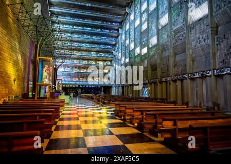 Farbenfrohe Innenausstattung der Kirche El Rosario, einer modernistischen katholischen Kirche, die von dem Bildhauer Ruben Martinez entworfen und 1971 fertiggestellt wurde, in San Salvador, El Salv Stockfoto