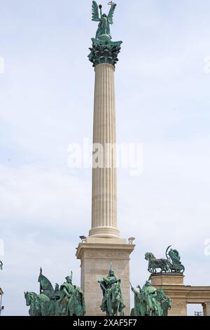 Budapest, Ungarn, 21-05-24. Das Millennium Monument am Heldenplatz ist eine hohe Säule. Das Cenotaph ist der Erinnerung an die Helden gewidmet Stockfoto