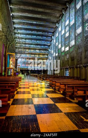 Farbenfrohe Innenausstattung der Kirche El Rosario, einer modernistischen katholischen Kirche, die von dem Bildhauer Ruben Martinez entworfen und 1971 fertiggestellt wurde, in San Salvador, El Salv Stockfoto