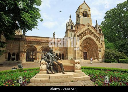 Budapest, Ungarn, 21-05-24. Statue von Ignac Daranyi vor der kleinen Jak-Kapelle, Schloss Vajdahunyad im Stadtpark von Budapest. Er war ein Hunga Stockfoto