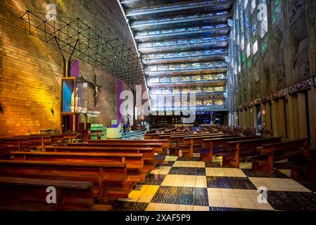 Farbenfrohe Innenausstattung der Kirche El Rosario, einer modernistischen katholischen Kirche, die von dem Bildhauer Ruben Martinez entworfen und 1971 fertiggestellt wurde, in San Salvador, El Salv Stockfoto
