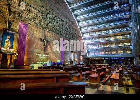 Farbenfrohe Innenausstattung der Kirche El Rosario, einer modernistischen katholischen Kirche, die von dem Bildhauer Ruben Martinez entworfen und 1971 fertiggestellt wurde, in San Salvador, El Salv Stockfoto