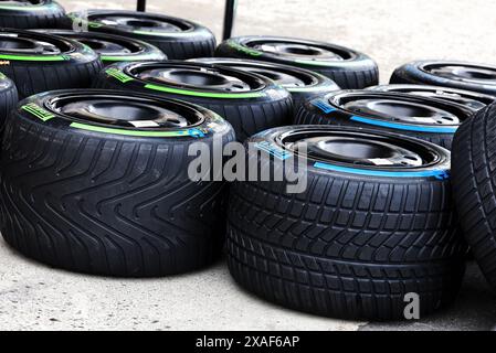 Montreal, Kanada. Juni 2024. Nasse und mittelgroße Pirelli-Reifen. 06.06.2024. Formel-1-Weltmeisterschaft, Rd 9, Grand Prix Von Kanada, Montreal, Kanada, Vorbereitungstag. Das Foto sollte lauten: XPB/Alamy Live News. Stockfoto