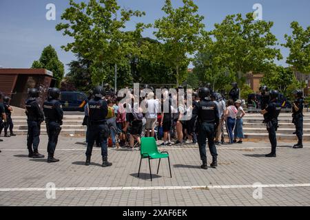 Madrid, Spanien. Juni 2024. Eine Gruppe von Polizisten umgibt mehrere Studenten in einem pro-palästinensischen Lager. Die Nationalpolizei entfernte hundert Studenten von der Complutense University, die Zelte für das palästinensische Lager in der Mitte der Straße errichtet hatten. Quelle: SOPA Images Limited/Alamy Live News Stockfoto