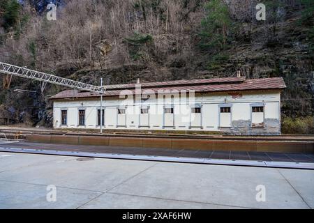 Bahnhof von Iselle di Trasquera des Auto-Shuttle-Zuges des Simplon-Tunnels in den Alpen, der Brig in der Schweiz mit Italien verbindet. Auto-Carryin Stockfoto