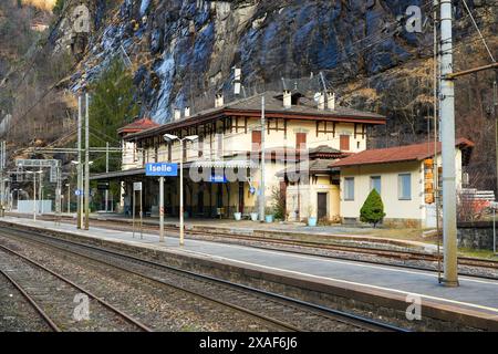 Bahnhof von Iselle di Trasquera des Auto-Shuttle-Zuges des Simplon-Tunnels in den Alpen, der Brig in der Schweiz mit Italien verbindet. Auto-Carryin Stockfoto