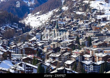 Aus der Vogelperspektive der Pfarrkirche St. Mauritius im Dorf Zermatt in den Schweizer Alpen, Kanton Wallis - religiöses Gebäude in Stockfoto