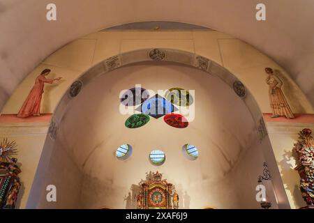 Gemaltes Fresko an der gewölbten Decke der Pfarrkirche St. Mauritius in Zermatt in den Schweizer Alpen, Kanton Wallis Stockfoto