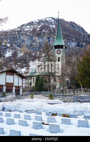 Bergsteigerfriedhof vor der pfarrkirche St. Mauritius im Dorf Zermatt in den Schweizer Alpen, Kanton Wallis - Rel Stockfoto