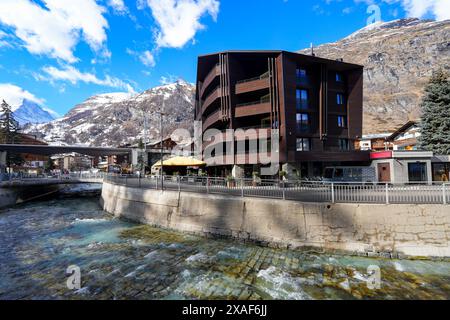 Matter-Vispa Fluss aus Gletscherschmelze im luxuriösen autofreien Skigebiet Zermatt im Kanton Wallis, Schweiz Stockfoto
