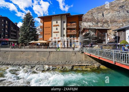 Matter-Vispa Fluss aus Gletscherschmelze im luxuriösen autofreien Skigebiet Zermatt im Kanton Wallis, Schweiz Stockfoto