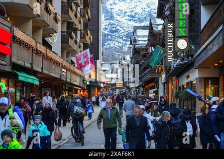 Fußgängerzone der Bahnhofstraße im autofreien Luxusskigebiet Zermatt im Kanton Wallis, Schweiz Stockfoto