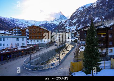 Matter-Vispa Fluss aus Gletscherschmelze im luxuriösen autofreien Skigebiet Zermatt im Kanton Wallis, Schweiz Stockfoto