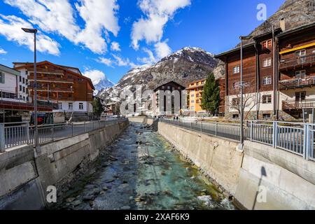 Matter-Vispa Fluss aus Gletscherschmelze im luxuriösen autofreien Skigebiet Zermatt im Kanton Wallis, Schweiz Stockfoto