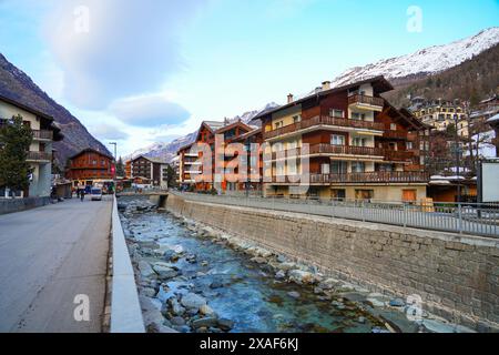 Matter-Vispa Fluss aus Gletscherschmelze im luxuriösen autofreien Skigebiet Zermatt im Kanton Wallis, Schweiz Stockfoto