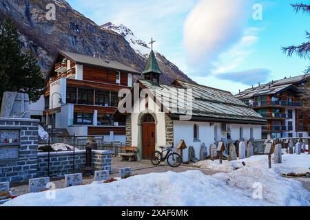 Kapelle auf dem Bergsteigerfriedhof im autofreien Skigebiet Zermatt im Kanton Wallis, Schweiz Stockfoto