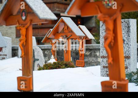 Hölzernes christliches Kruzifix auf dem Bergsteigerfriedhof im autofreien Skigebiet Zermatt im Kanton Wallis, Schweiz Stockfoto