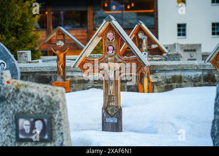 Hölzernes christliches Kruzifix auf dem Bergsteigerfriedhof im autofreien Skigebiet Zermatt im Kanton Wallis, Schweiz Stockfoto