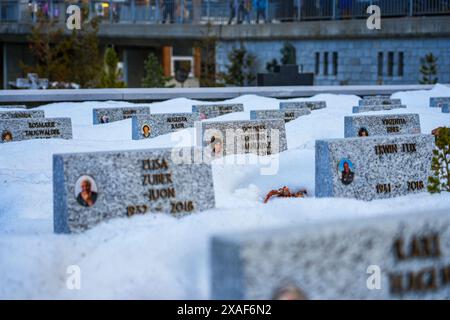Marmorgräber auf dem Bergsteigerfriedhof im autofreien Skigebiet Zermatt im Kanton Wallis, Schweiz Stockfoto