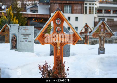 Hölzernes christliches Kruzifix auf dem Bergsteigerfriedhof im autofreien Skigebiet Zermatt im Kanton Wallis, Schweiz Stockfoto