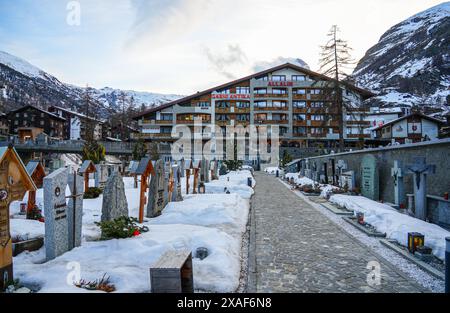 Bergsteigerfriedhof im autofreien Skigebiet Zermatt im Kanton Wallis, Schweiz Stockfoto