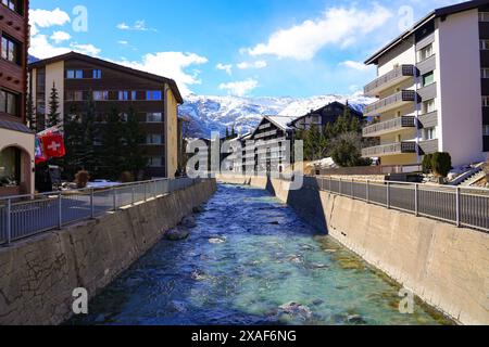 Matter-Vispa Fluss aus Gletscherschmelze im luxuriösen autofreien Skigebiet Zermatt im Kanton Wallis, Schweiz Stockfoto