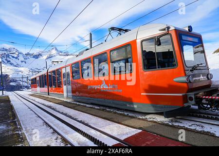 Zahnradbahn der Gornergratbahn, die den Bahnhof Rotenboden, umgeben von schneebedeckten Bergen oberhalb von Zermatt in den Schweizer Alpen, verlässt Stockfoto