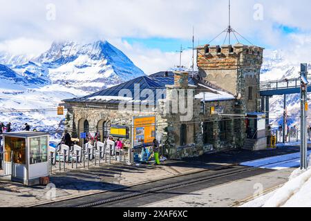 Bahnhof Gornergrat auf dem Gipfel des Gornergrat gegenüber dem Matterhorn über Zermatt, Kanton Wallis, Schweiz Stockfoto