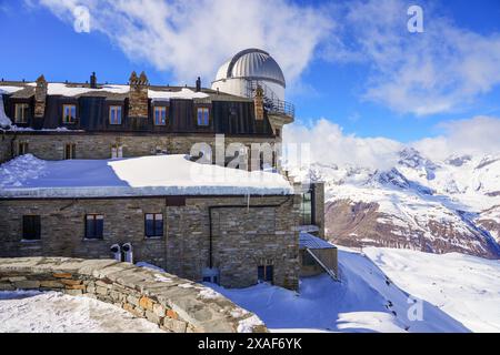 Gornergrat Observatorium im Gebäude des Kulmhotels gegenüber dem Matterhorn in den Penniner Alpen, Kanton Wallis, Schweiz Stockfoto