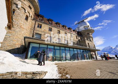 Das Observatorium Gornergrat befindet sich im Gebäude des Kulmhotels mit Blick auf das Matterhorn in den Penniner Alpen, Kanton Wallis, Schweiz Stockfoto