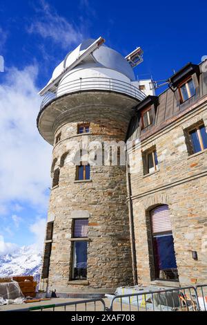 Kuppel des Gornergrat-Observatoriums, erbaut in den späten 1960er Jahren auf dem Kulmhotel von Officina Stellare, Heimat des Gornergrat-Infrarot-Teleskops A Stockfoto