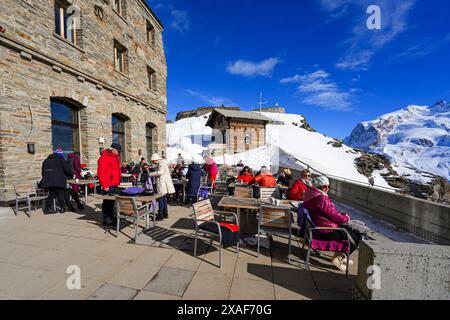 Außenterrasse des Restaurants des Kulmhotels auf dem Gipfel des Gornergrat in den Penniner Alpen, Kanton Wallis, Schweiz Stockfoto