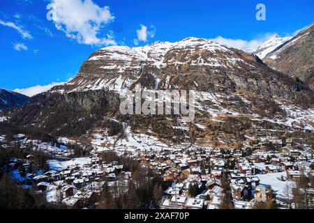 Aus der Vogelperspektive auf das Dorf Zermatt mit Blick auf das Matterhorn in den Schweizer Alpen im Winter - idyllische Landschaft mit Holzchalets umgeben Stockfoto