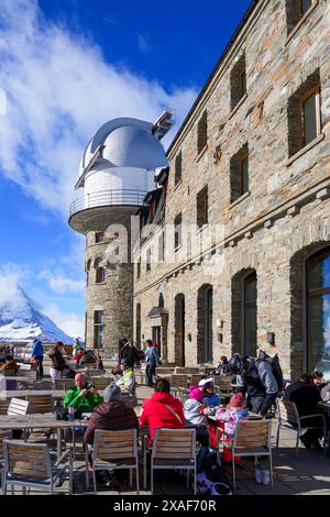 Außenterrasse des Restaurants des Kulmhotels auf dem Gipfel des Gornergrat mit Blick auf das Matterhorn in den Penniner Alpen, Kanton Wallis Stockfoto