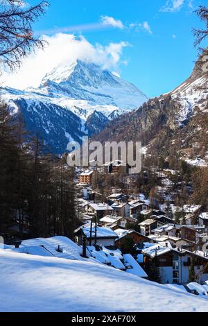 Aus der Vogelperspektive auf das Dorf Zermatt mit Blick auf das Matterhorn in den Schweizer Alpen im Winter - idyllische Landschaft mit Holzchalets umgeben Stockfoto