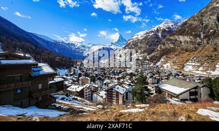 Aus der Vogelperspektive auf das Dorf Zermatt mit Blick auf das Matterhorn in den Schweizer Alpen im Winter - idyllische Landschaft mit Holzchalets umgeben Stockfoto