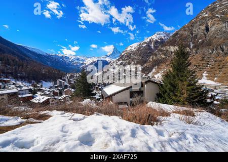 Aus der Vogelperspektive auf das Dorf Zermatt mit Blick auf das Matterhorn in den Schweizer Alpen im Winter - idyllische Landschaft mit Holzchalets umgeben Stockfoto