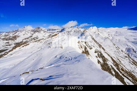 Seilbahnstation auf dem Hohtälli-Gipfel in den Bergen des Wintersportortes Zermatt in den Schweizer Alpen, Kanton Wallis, Schweiz Stockfoto