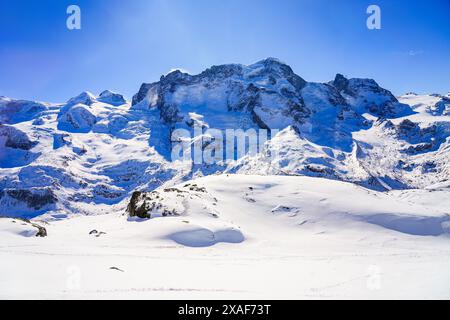 Das Breithorngebirge ragt über den Spuren des Wintersportortes Zermatt in den Schweizer Alpen, Kanton Wallis, Schweiz Stockfoto