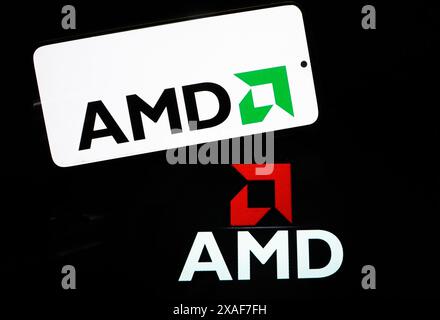 In dieser Fotoabbildung wird ein AMD-Logo (Advanced Micro Devices) auf einem Tablet angezeigt. Stockfoto