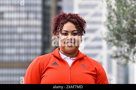 City Of London, Gbr. Juni 2024. City of London. GBR. Juni 2024. TeamGB Gewichtheben Team Ankündigung. 250 bischofsgate. City of London. Emily Campbell (Team GB ausgewählter Gewichtheben-Athlet) während der Ankündigung des Teams GB Gewichtheben für die Olympischen Spiele Paris24 in Nat West, 250 Bishopsgate, London, UK. Quelle: Sport In Pictures/Alamy Live News Stockfoto