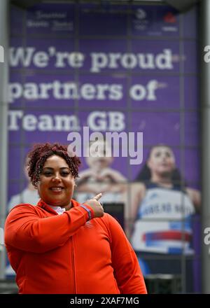 City Of London, Gbr. Juni 2024. City of London. GBR. Juni 2024. TeamGB Gewichtheben Team Ankündigung. 250 bischofsgate. City of London. Emily Campbell (Team GB ausgewählte Gewichtheben-Athletin) steht vor der Plakette und zeigt auf ihr Bild vor den Büros von Nat West während der Ankündigung des Team GB Gewichtheben Teams für die Paris24 Olympics in Nat West, 250 Bishopsgate, London, UK. Quelle: Sport In Pictures/Alamy Live News Stockfoto