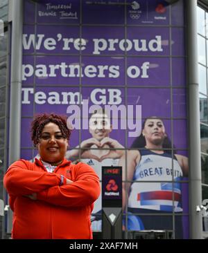 City Of London, Gbr. Juni 2024. City of London. GBR. Juni 2024. TeamGB Gewichtheben Team Ankündigung. 250 bischofsgate. City of London. Emily Campbell (Team GB ausgewählter Gewichtheben-Athlet) steht vor der Reklametafel vor den Büros von Nat West während der Ankündigung des Team GB Gewichtheben Teams für die Paris24 Olympics in Nat West, 250 Bishopsgate, London, UK. Quelle: Sport In Pictures/Alamy Live News Stockfoto